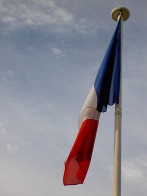 Les drapeaux de la Mairie de Montpellier en berne