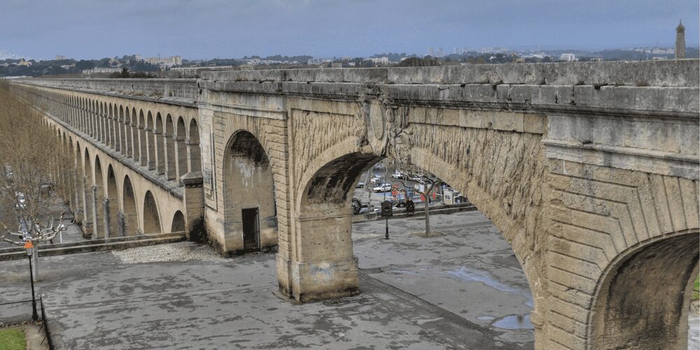 Montpellier : le Père perché en haut de l'aqueduc des Arceaux est descendu