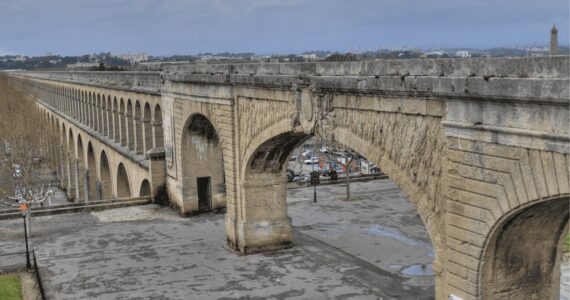 Montpellier : le Père perché en haut de l'aqueduc des Arceaux est descendu
