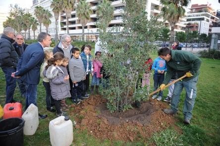 Montpellier : Un arbre du Climat planté par des enfants