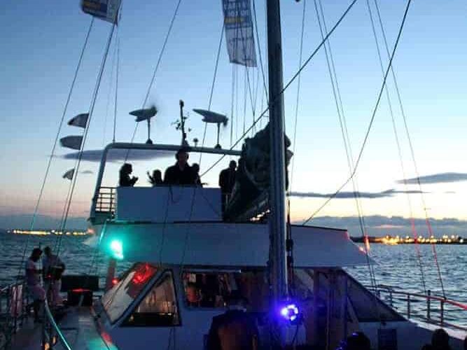 Nouveau à Montpellier : les Apéros Coucher de soleil à bord d'un Catamaran!